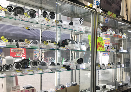 防犯110番の店内には、たくさんの防犯カメラが陳列されています。